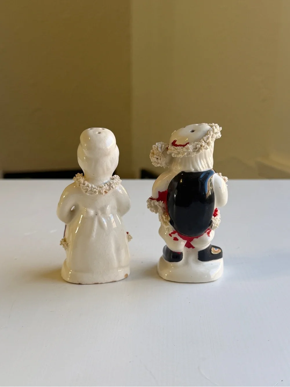 Vintage Spaghetti Trim Santa & Mrs. Claus Salt & Pepper Shakers Japan